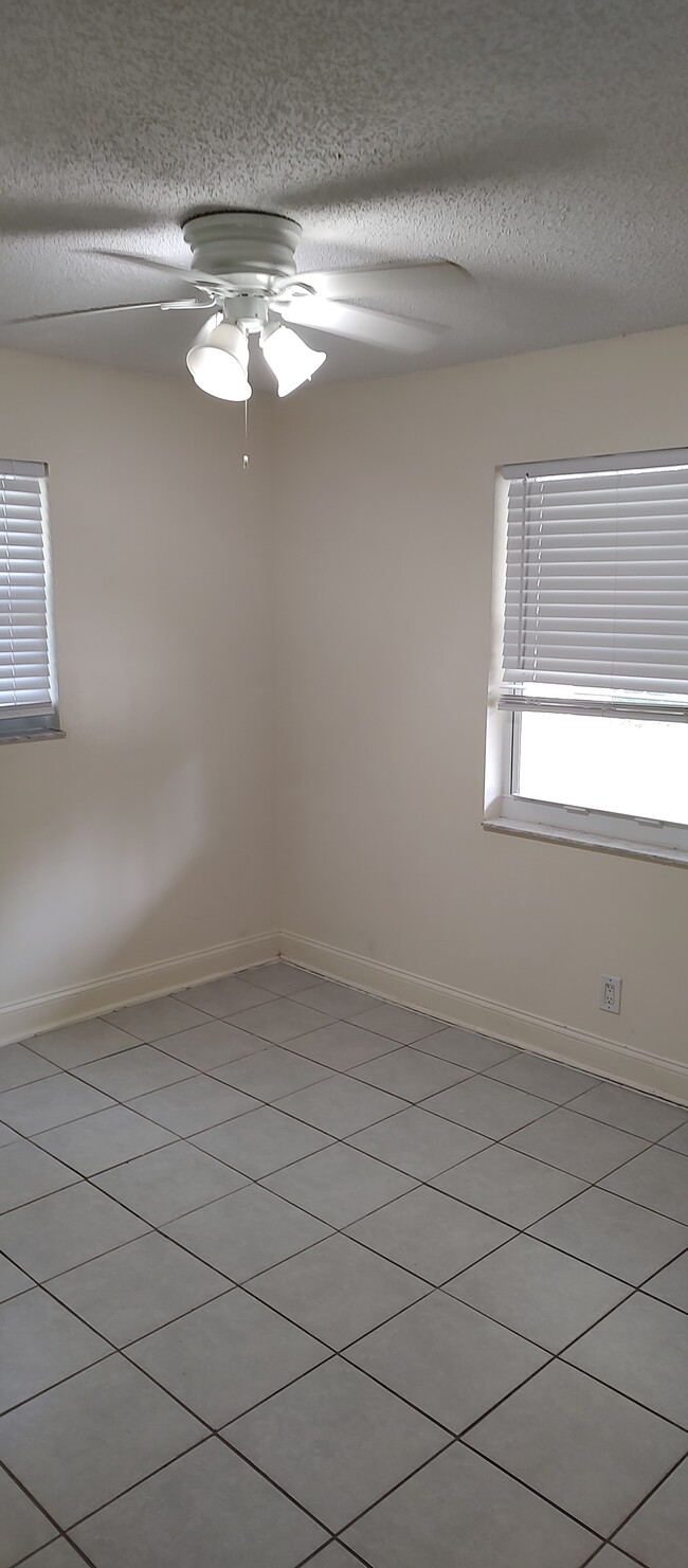 Corner apartment - lots of light in the bedrooms - 12130 Gibbs Rd