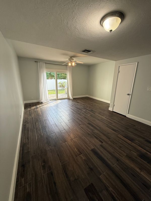 Building Photo - 2877 NE 15th St