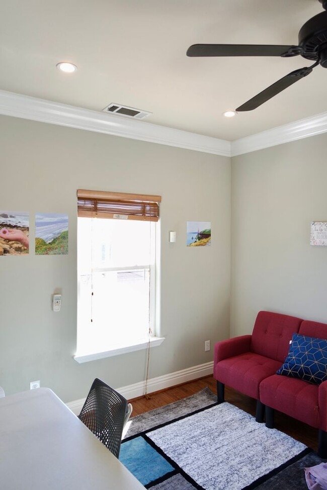 Building Photo - Modern House Near Downtown