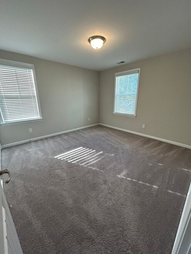 Building Photo - Spacious End Unit in Prime Location!