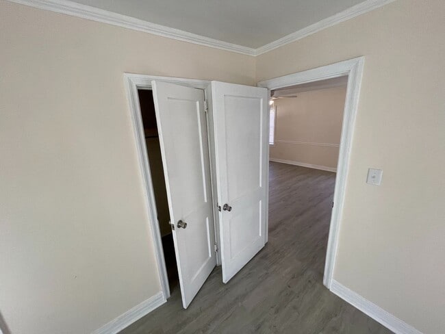 Building Photo - 2 Bedroom House - Available late August