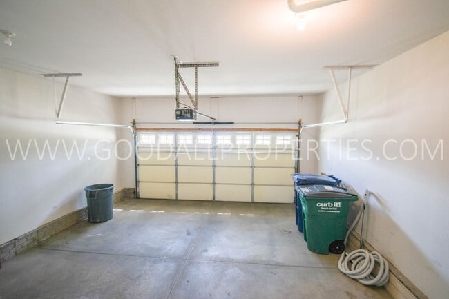 Building Photo - Single Family Home with Fenced Yard and Finished Basement within Waukee School District