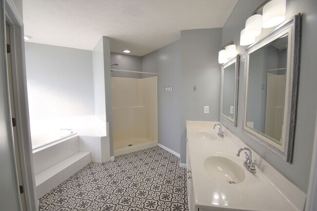 Building Photo - 3 Bedroom 2 Bath with Bonus Rooom