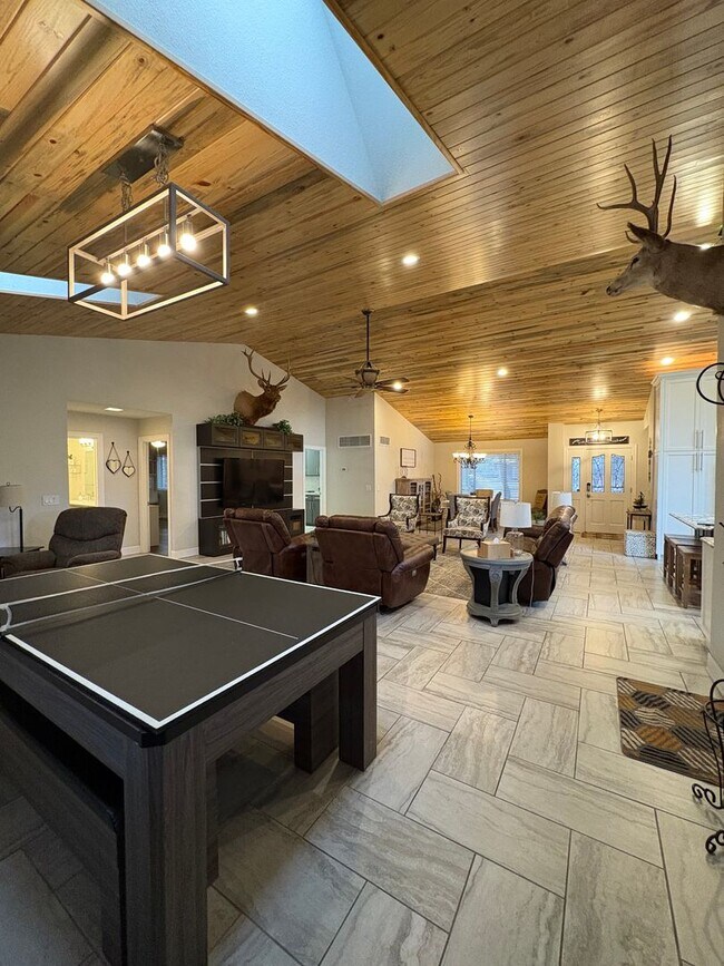 Building Photo - Gorgeous Furnished Country Club Rental