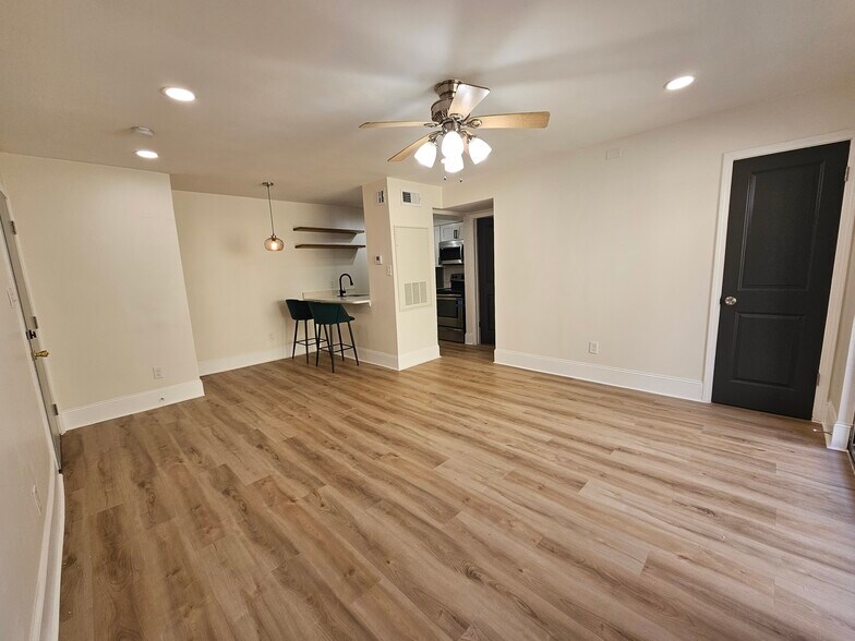 Building Photo - 4833 Zenith St