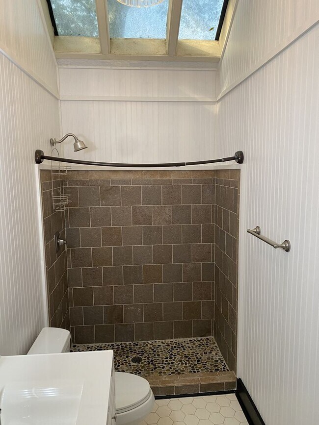 Building Photo - 3 bedroom / 2.5 bath Townhome – Spacious T...