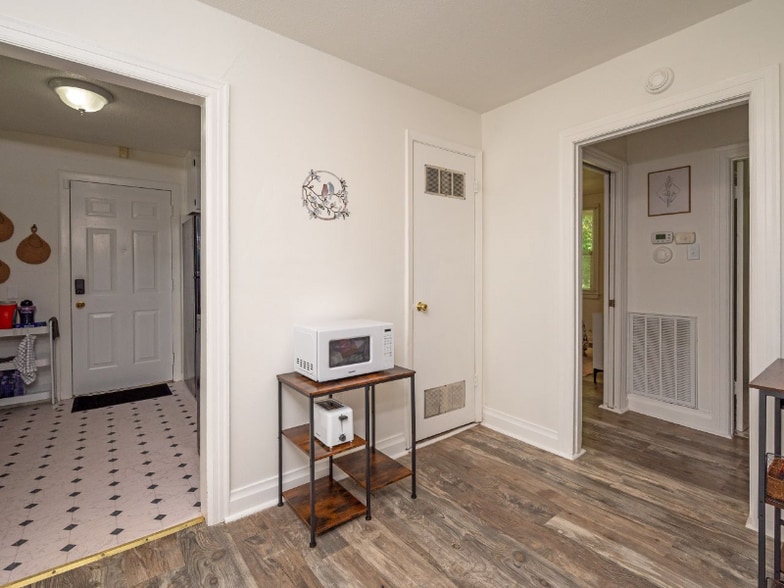 Building Photo - 1917 Bragg St