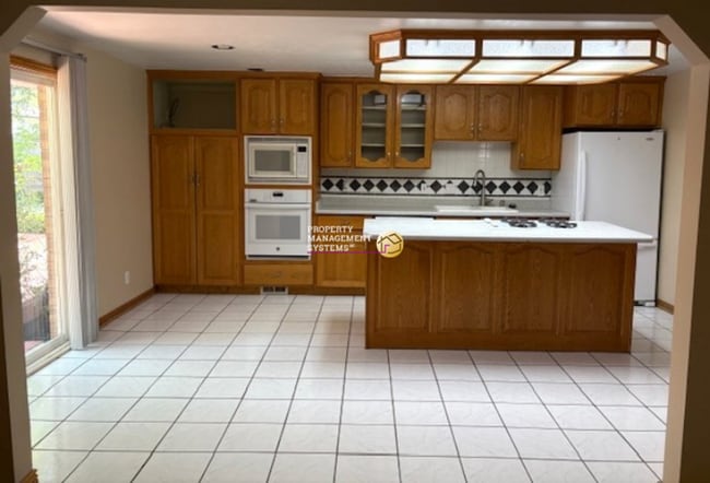 Building Photo - 4 Bedroom / 3 Bath Home in Sandy!