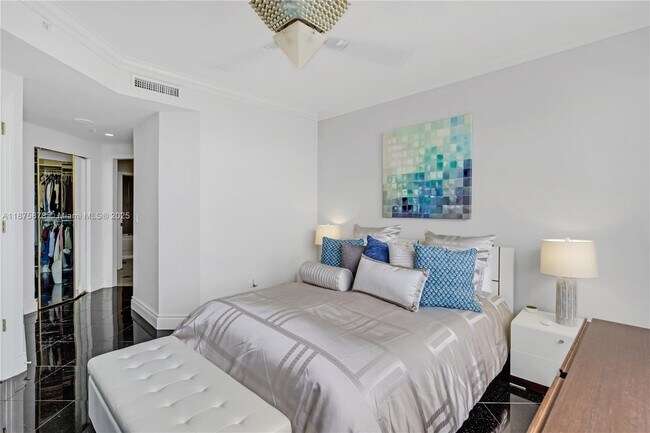 Building Photo - 848 Brickell Key Dr