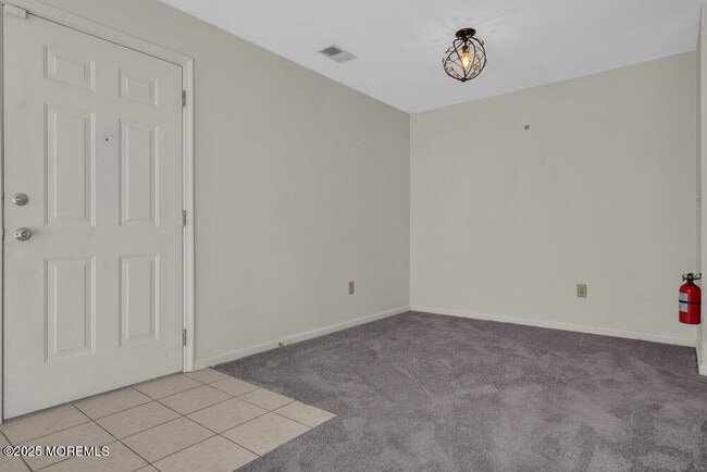 Building Photo - 25 Jockey Ln