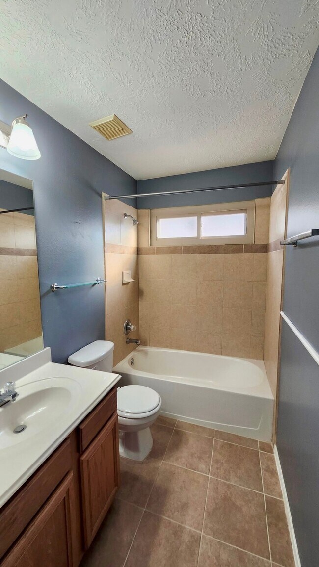 Building Photo - 6630 Bluebottle Ln