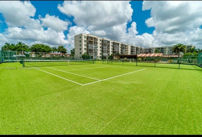 Building Photo - 671 S Hollybrook Dr