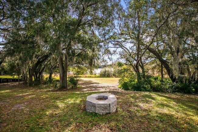 Building Photo - 1881 Pine Bay Dr