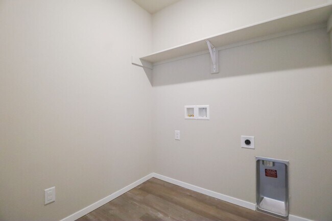 Building Photo - Recently Built Home with Pond View! 4 Bed 2 Bath Broken Arrow