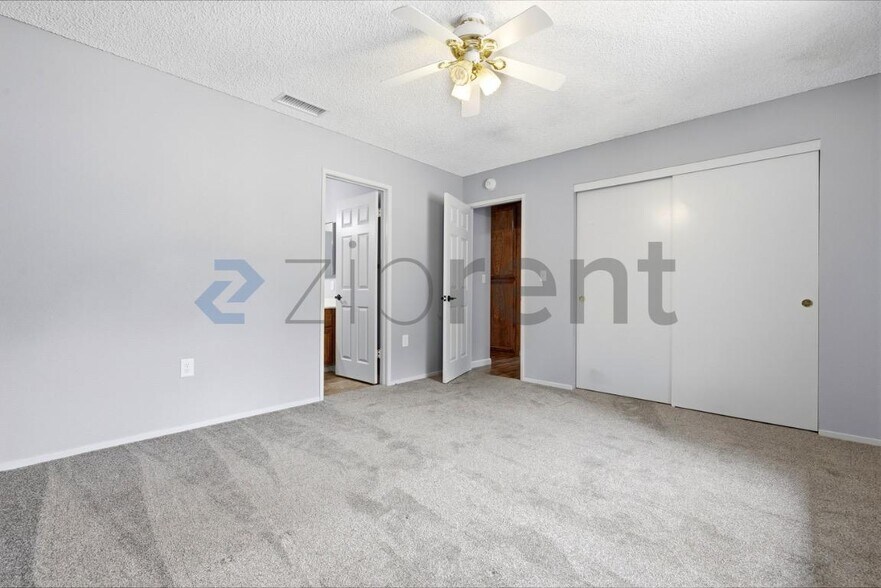Building Photo - Unit