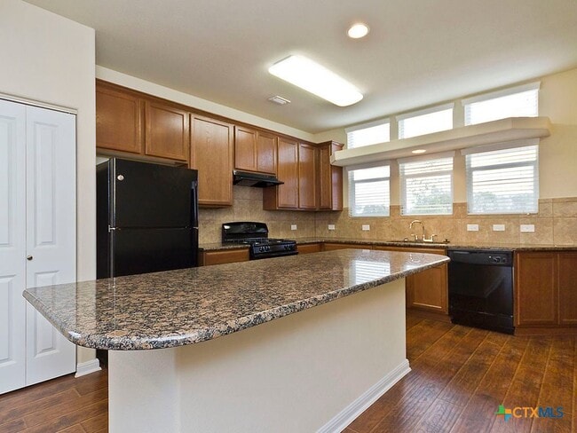 Building Photo - 335 Rachel St