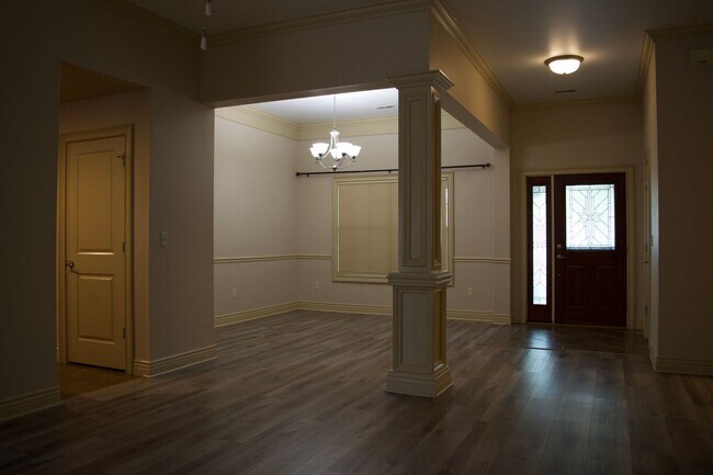 Building Photo - Marvelous 3 Bedroom House In Mill Creek Ma...
