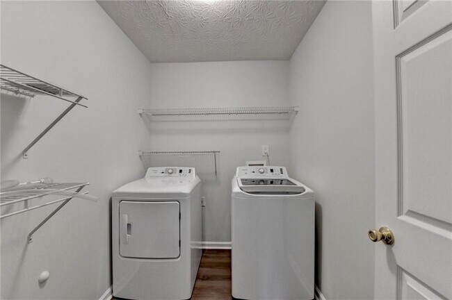 Building Photo - 6670 Island Pointe Dr