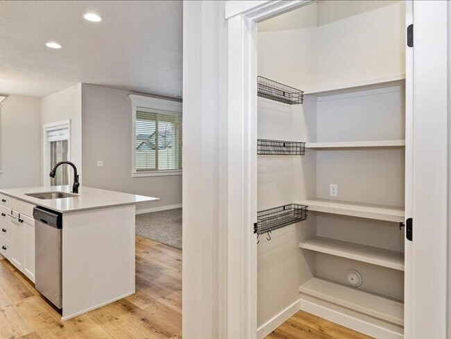 Building Photo - Free September Rent!  Beautiful Newer 4 Bed, 3 Bath located in the heart of Meridian - available ...
