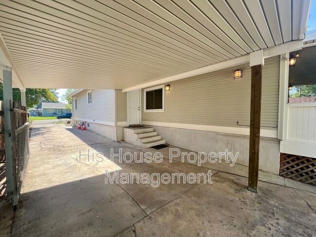 Building Photo - 1405 16th Ave