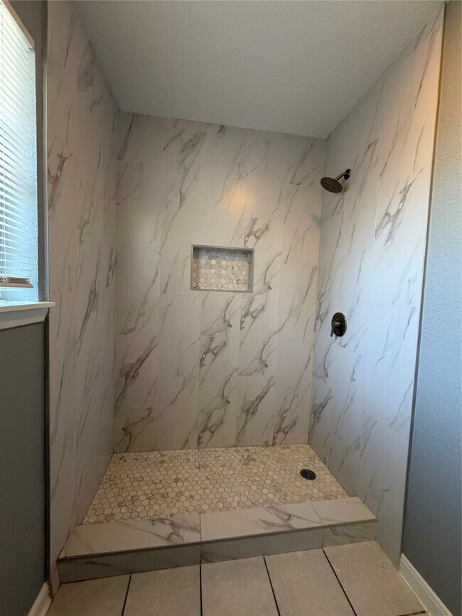 Building Photo - 703 Bayview Dr