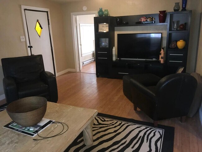 Building Photo - SHORT TERM RENTAL: Spacious 5+ Bedroom Home on the Hill! Available Now-July 24th 2026.