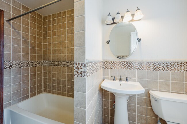 Building Photo - 610 E 54th St