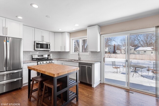 Building Photo - 1915 Farmington Ct