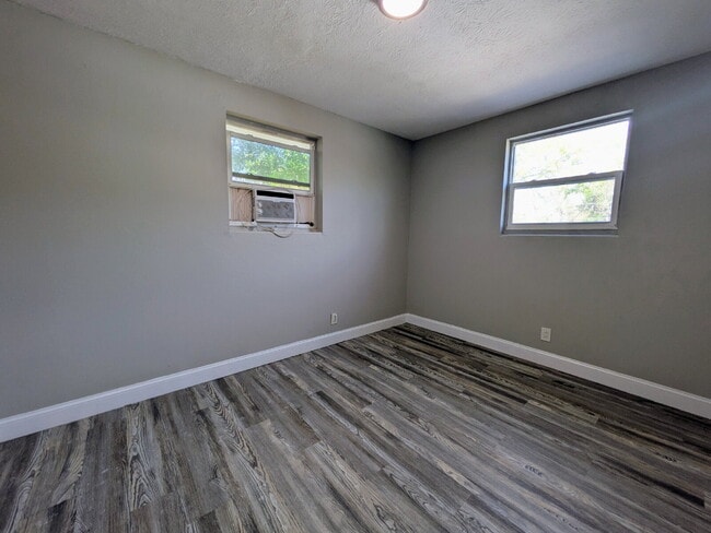 Building Photo - "Cozy 2-Bedroom, 1-Bath Haven Near Brentwood Park"