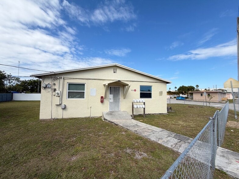 Building Photo - 912 NW 9th Ave