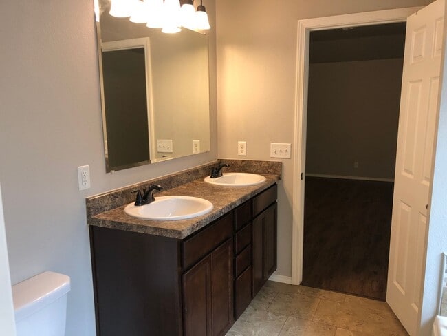 Building Photo - Bixby Schools -  3 Bedroom 2 Bath in The T...