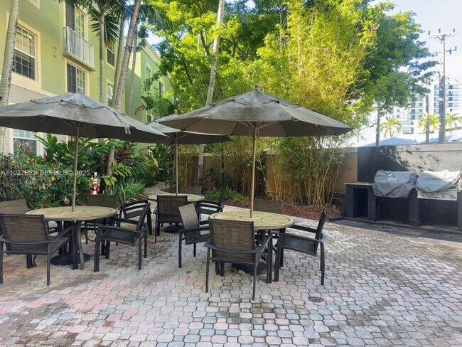 Building Photo - 1919 Van Buren St