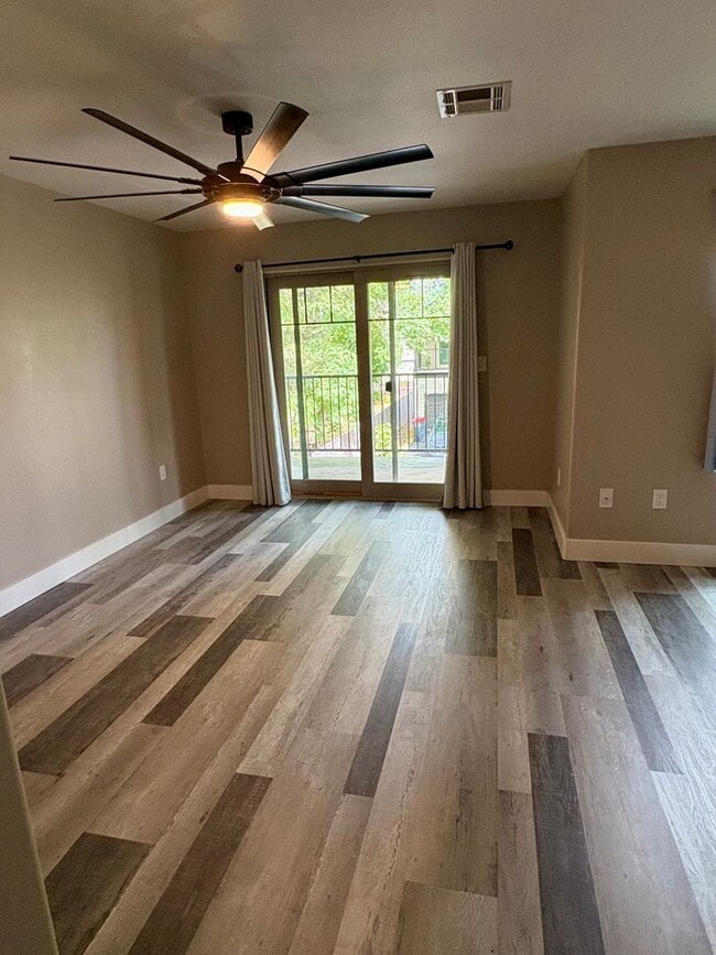 Building Photo - Central Point - Refined Townhouse with Dual Primary Suites