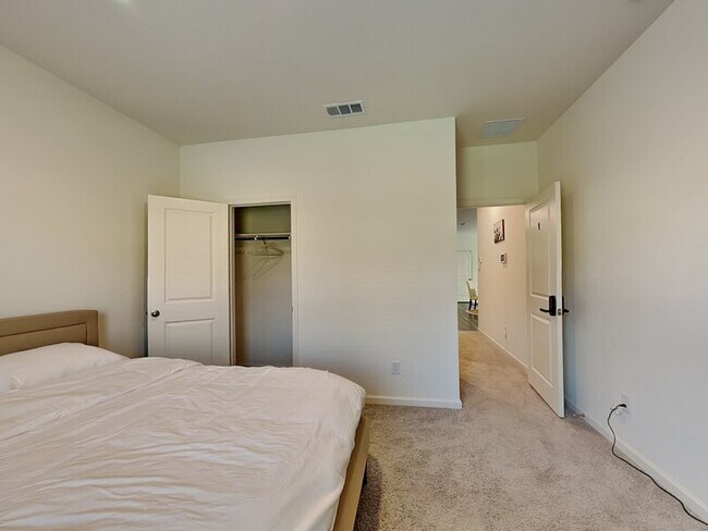 Building Photo - 14141 Emeric St