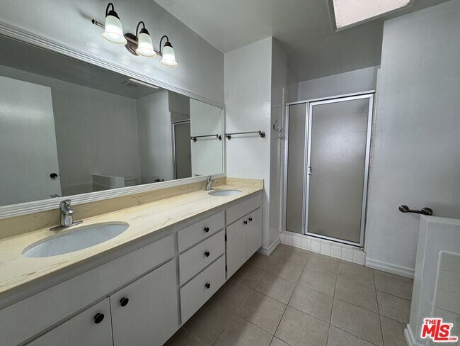 Building Photo - 1007 5th St