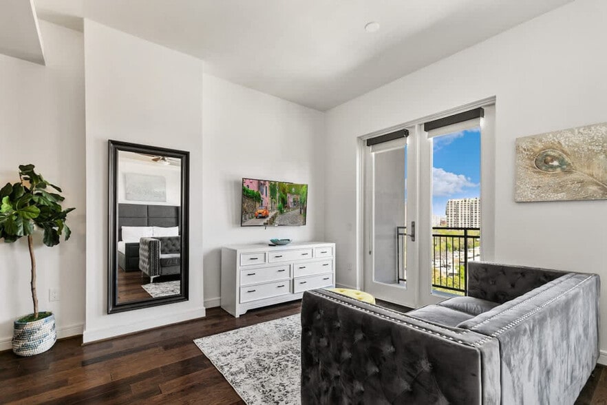 Primary Photo - 101 Bowen St