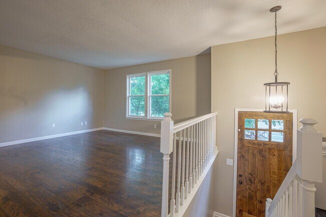 Building Photo - 4BR/1.5BA split-level in Grandview Heights
