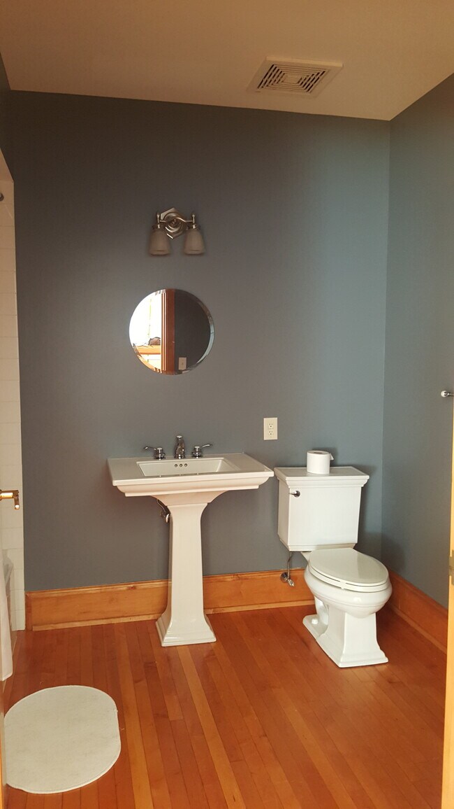 Bathroom - 59 College St