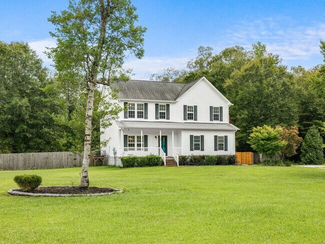 Building Photo - Two Story Beauty!