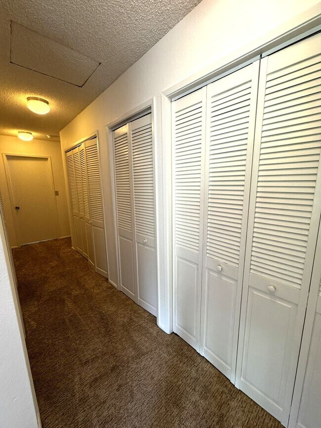 Building Photo - 3/2/2 - Spacious Golf Course Home in Gated Queens Gate II