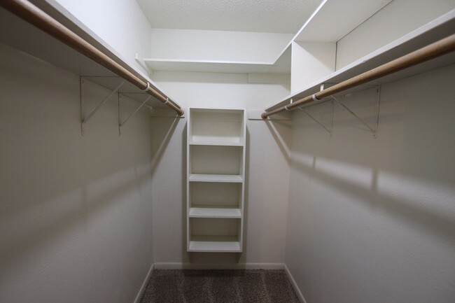 Building Photo - Oversized 4 bedroom 3 bath rental in Tyler...