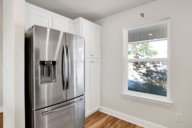 Building Photo - Beautiful 3 Bed 2 Bath Home Centrally Located in Pensacola