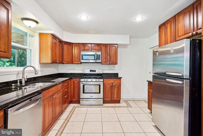 Building Photo - 7001 Longwood Dr