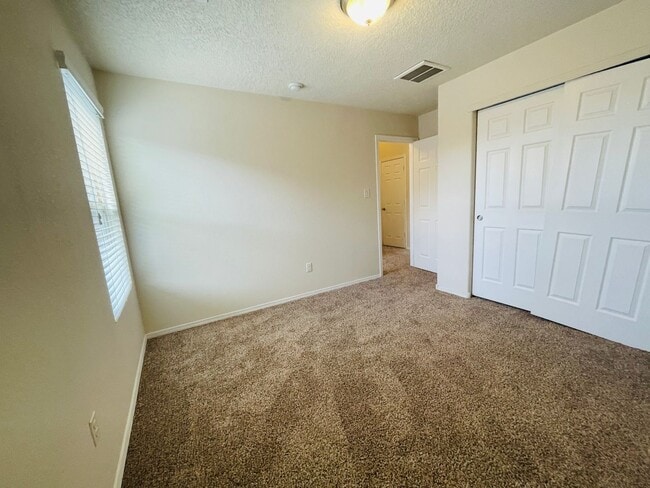 Building Photo - 3 bed 2 bath 1400 sq ft home
