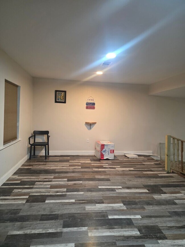 Building Photo - 4 Bedroom 2 bath