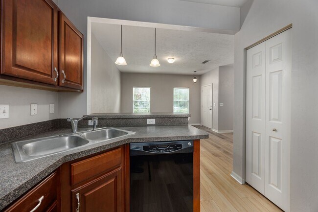 Building Photo - 2/2.5 Townhome in Sorrento