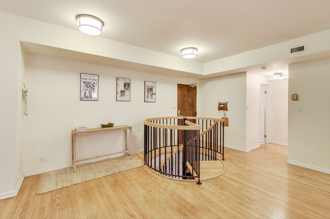Building Photo - 2100 N Lincoln Park W