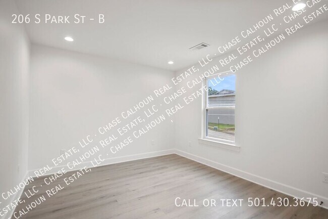 Building Photo - 206 S Park St