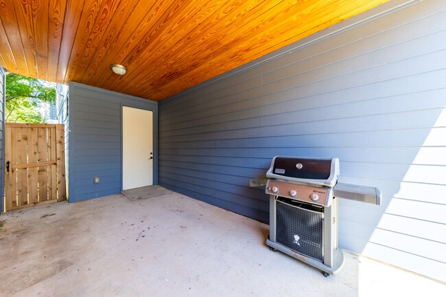 Building Photo - 2014 E 9th St