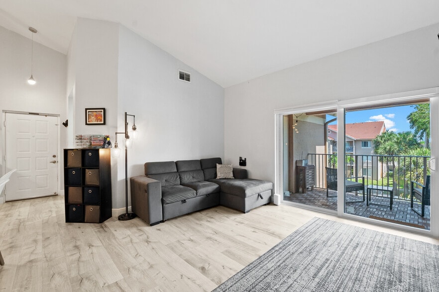 Building Photo - 15770 SW 104th Ter